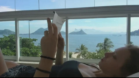 Bella Ragazza Con Gli Occhi Verdi Si Fa Riempire La Bocca in Un Paradiso